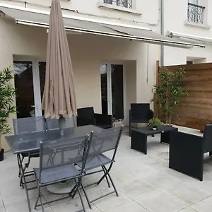 Lena Cosy , Arcueil Francia
